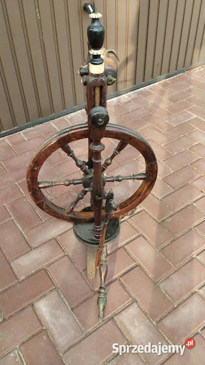 Zabytkowy kołowrotek do przędzenia wełny Czarny Las