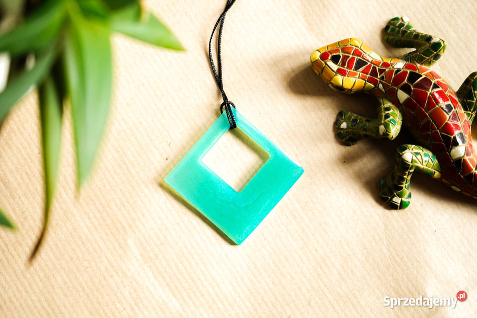 Turkusowy wisiorek romb świecący w ciemności i