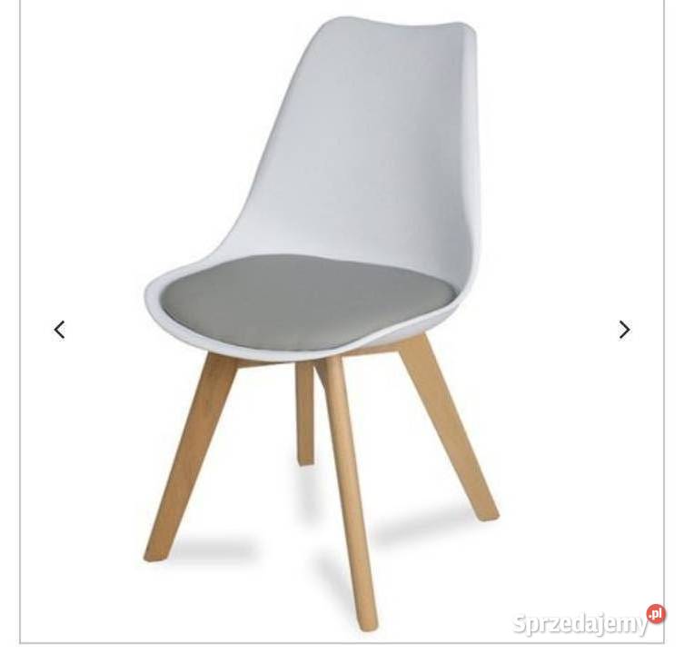 Białe krzesło z szara poduszką