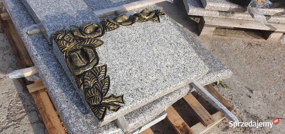 Poduszka granitowa z płaskorzezbą róż z