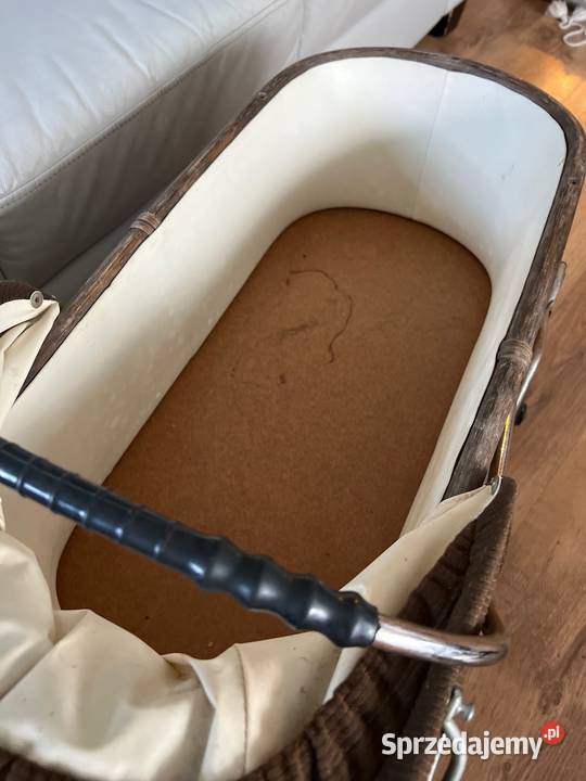 Stary wózek lalek małych dzieci