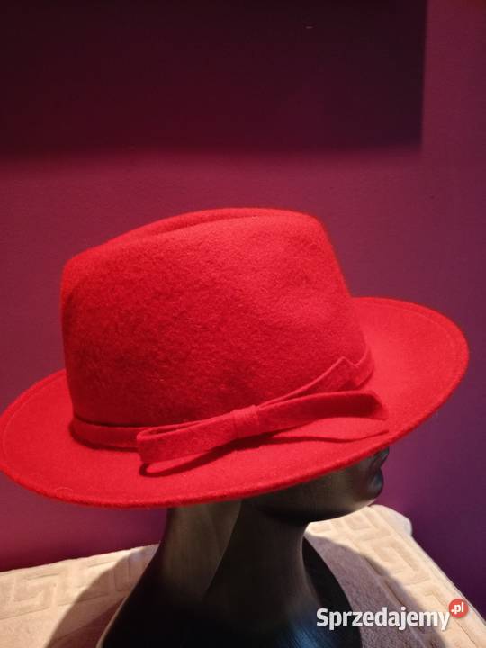 Klasyczny, elegancki czerwony kapelusz damski typu fedora.