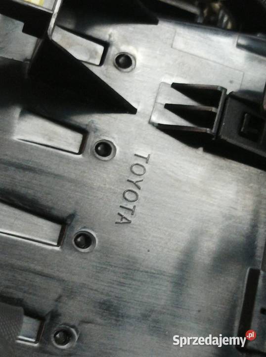 KRATKI NAWIEWU RAMKA T27 ŚRODKOWA DESKI Toyota Rok produkcji 2011 Kratki nawiewu