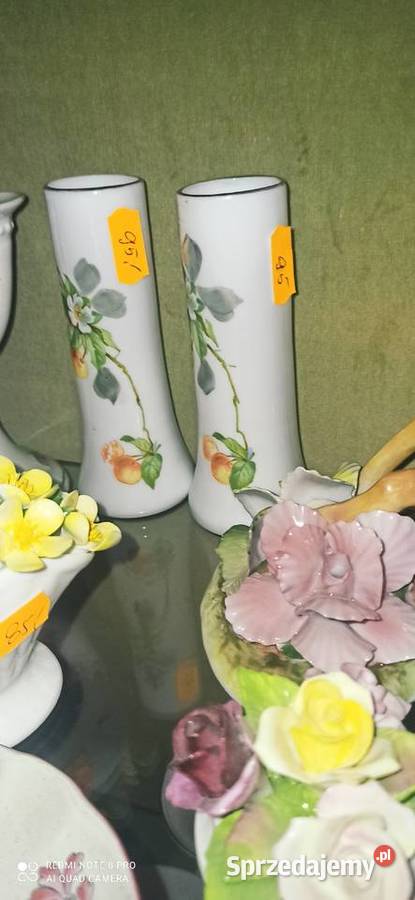 Wazonik wazon Białe szkło Piękna gałązka wiśni Gdańsk