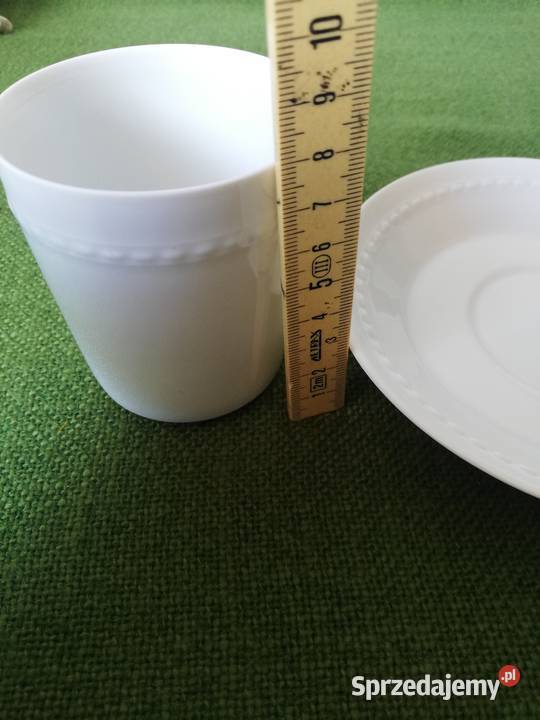 Biała filiżanka z podstawką sygnowana