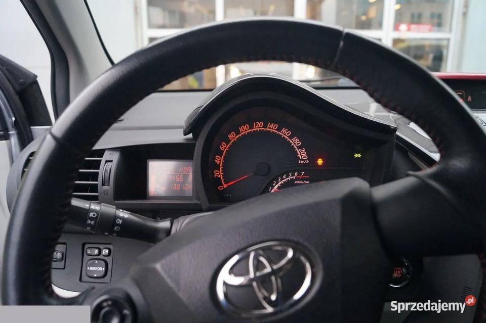 Toyota iQ 133 Plus CVT 98 2011r FV23 Rok produkcji 2011 Samochody osobowe Warszawa sprzedam