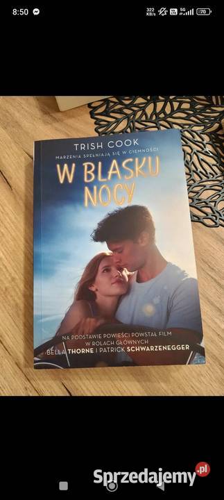 Książka w blasku nocy