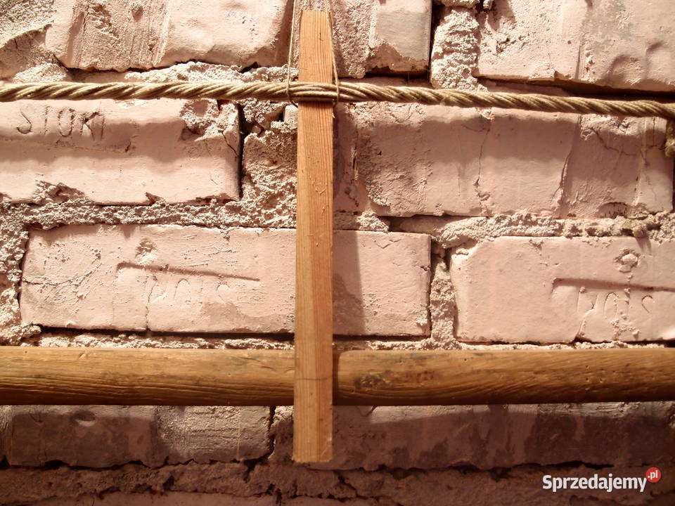 Zabytkowa duża ręczna piła do drewna w starym Łódź