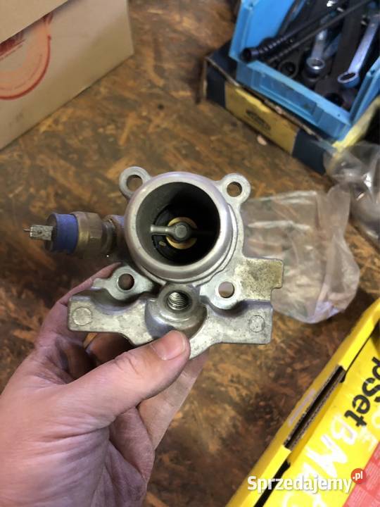 OBUDOWA TERMOSTATU IVECO DAILY 23 HPI 504013931 Kozy