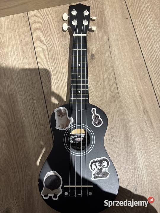 Czarna urocza ukulele sopranowe ZESTAW Buk