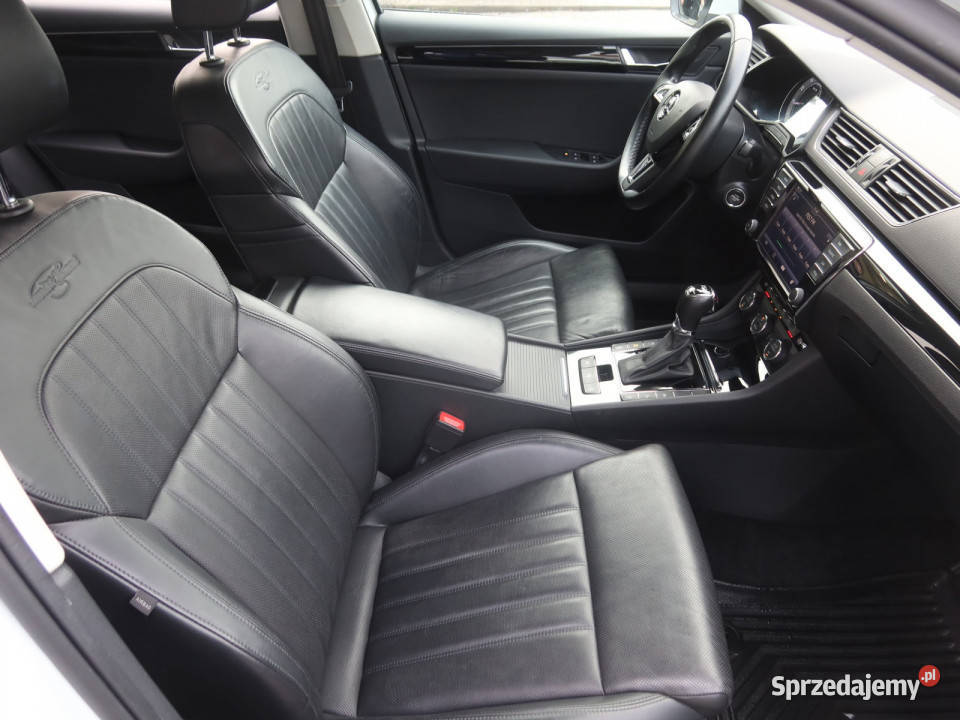 Skoda Superb 20 TSI asystent pasa ruchu Katowice