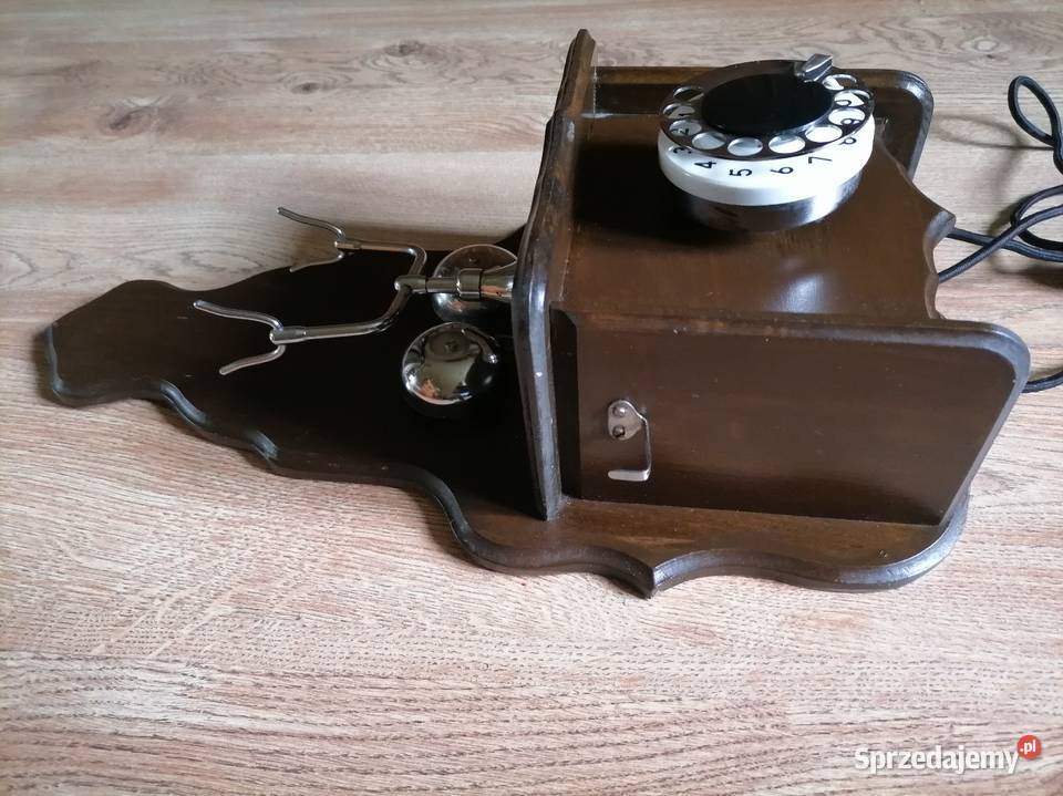 Polski telefon naścienny z czasów PRLu Kraków
