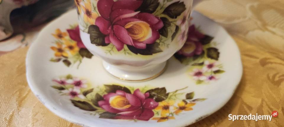 Filiżanka w róże porcelana kostna Anglia Wrocław