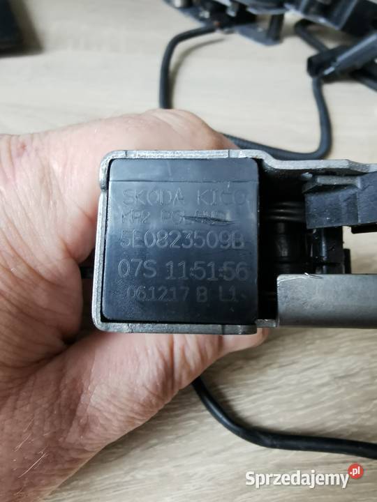 Oryginalny Zamek maski Skoda Octavia 3 Luzino