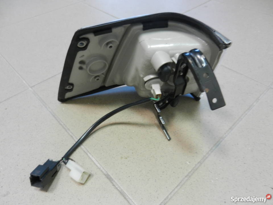 Nissan Bluebird lampa pozycyjna przednia Oświetlenie Gdańsk