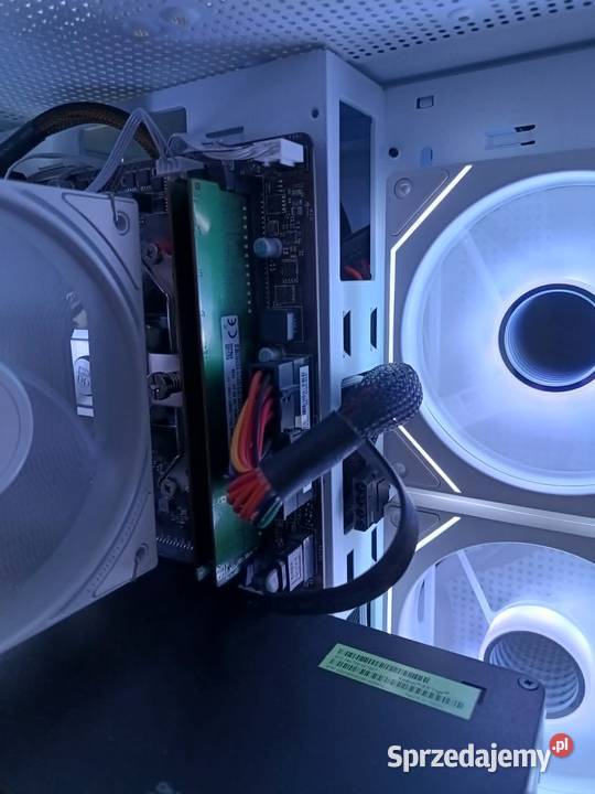 Gamingowy PC Vega 64 Ryzen 5 2600X 16GB RAM WIN Pamięć RAM 16 Markuszowa