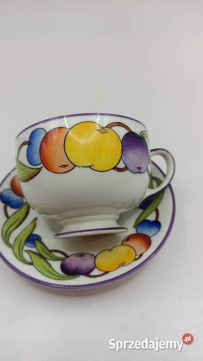 Filiżanka ze spodkiem mała owocowe zdobienie
