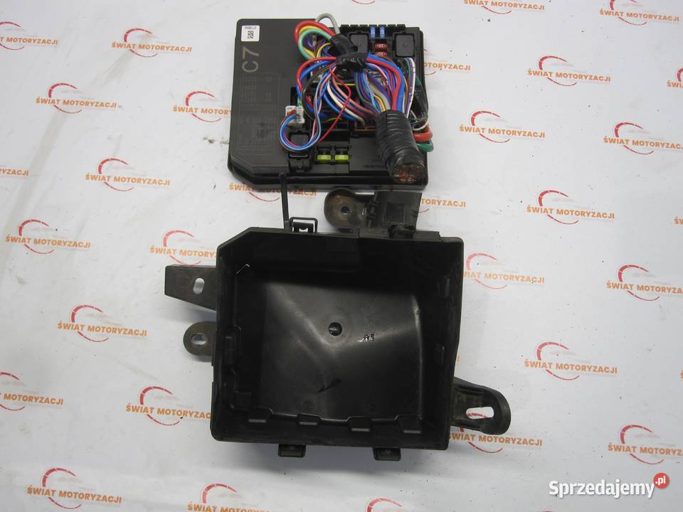 NISSAN JUKE 10r skrzynka bezpieczników osobowe