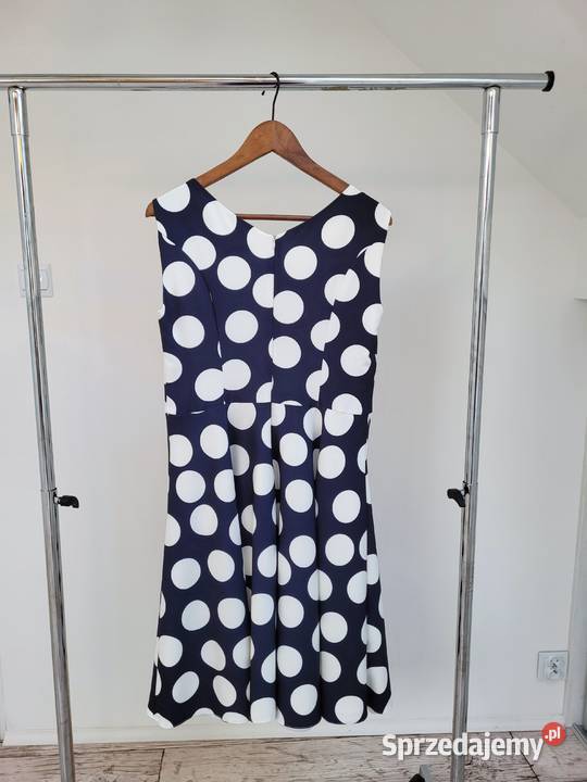 Granatowa sukienka w białe kropki rozkloszowana
