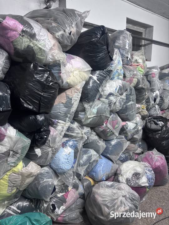 Odzież używana sortowana na różne kategorie Turek