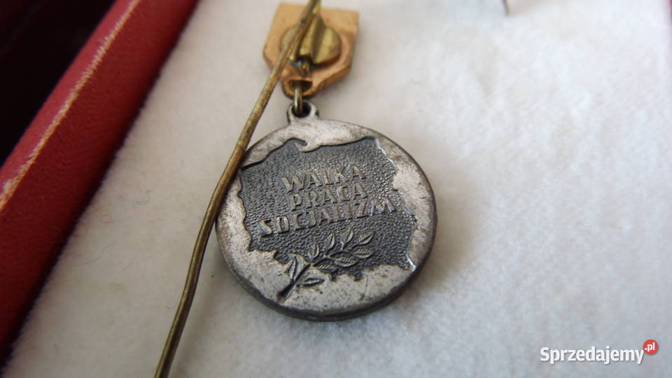 Medale odznaczenia przypinki etui PRL Radzewice sprzedam