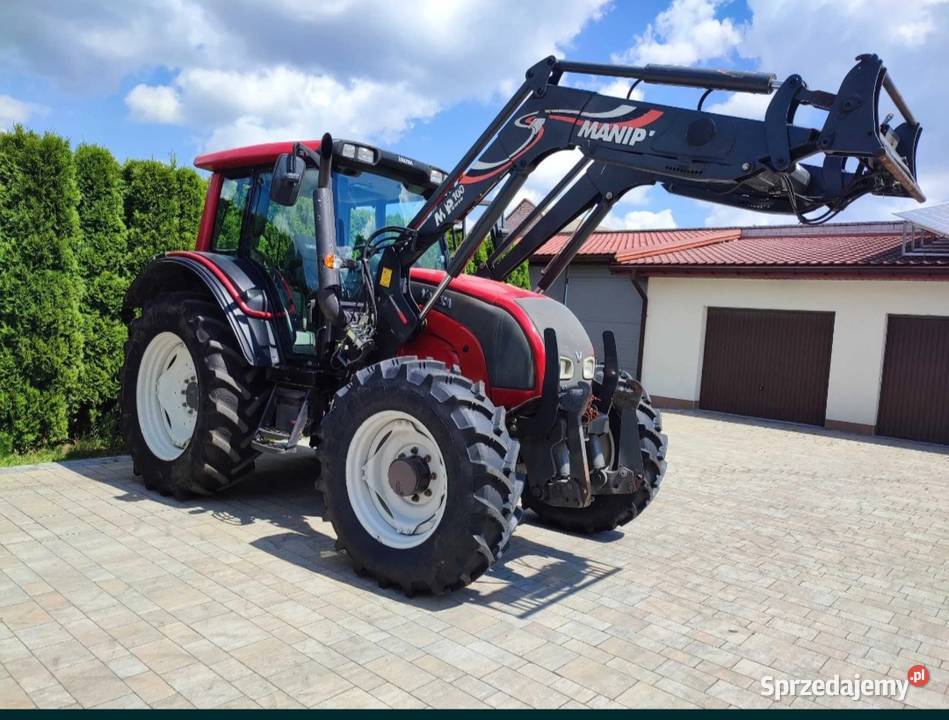 Valtra N101 z tuzem i ładowaczem