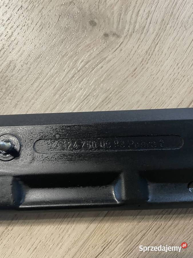 Górna listwa blenda pokrywy klapy bagażnika osobowe