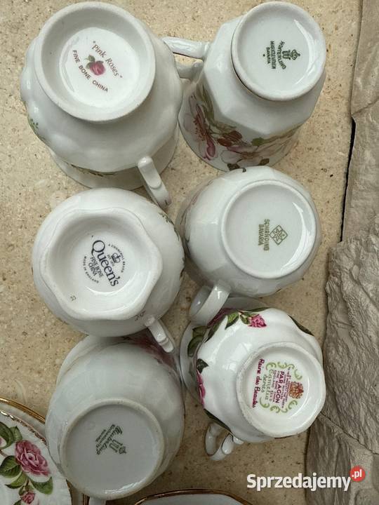 Filiżanka z porcelany filiżanki na drewnianej Porcelana i szkło