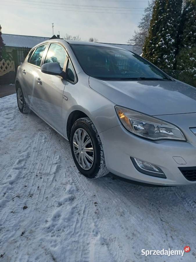 Opel Astra J 2010 BGAZ Klima Hak Zadbany Rok produkcji 2010 Zwierzyniec
