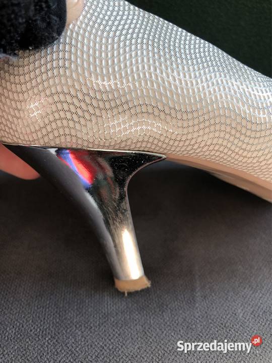 Białe damskie buty w wężowym wzorze imprezy wielkopolskie Kłodawa