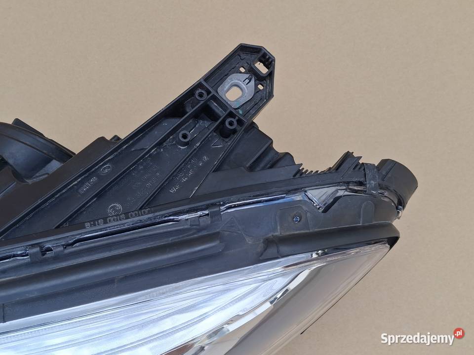MERCEDES BKLASA W246 REFLEKTOR LAMPA BIXENON Bieleń