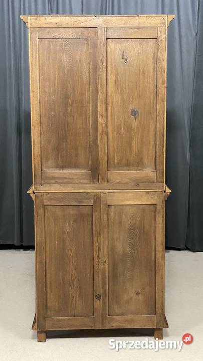 Klasyczna wąska witryna dębowa w rustykalnym zachodniopomorskie Budno