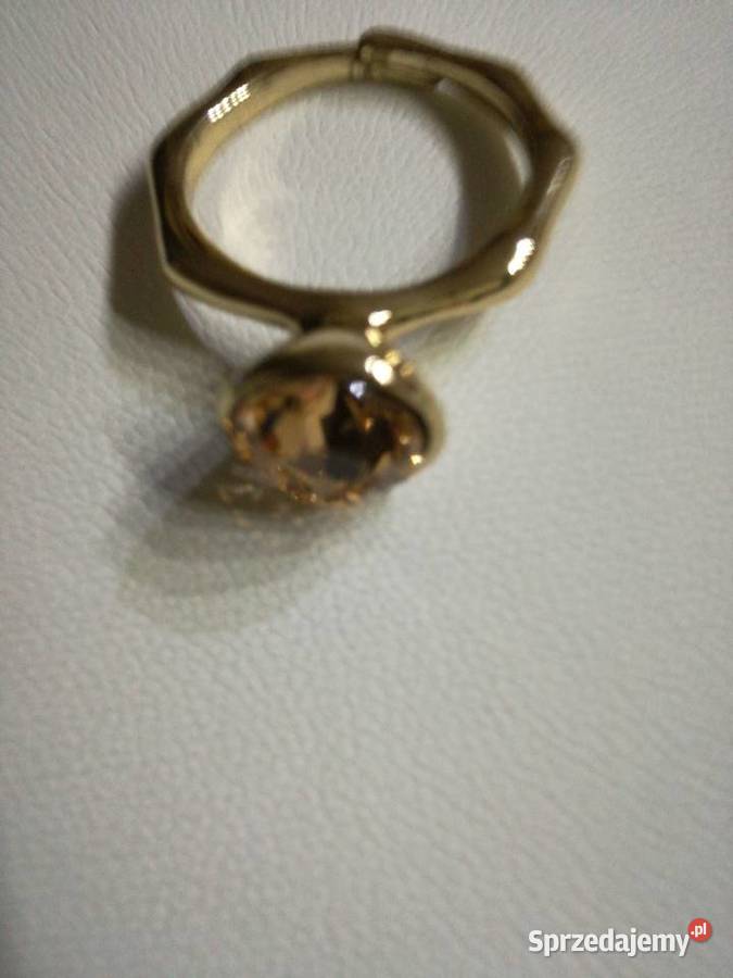 Pierścionek z kamieniami czeskiego szkła