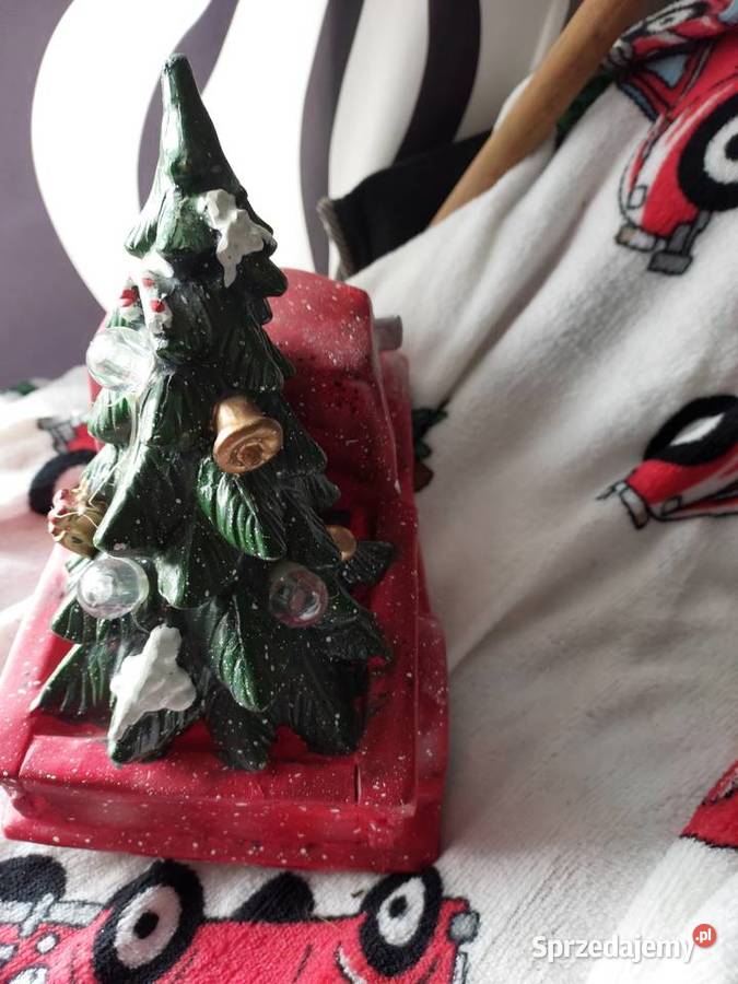 Samochód duży z choinką świecącą