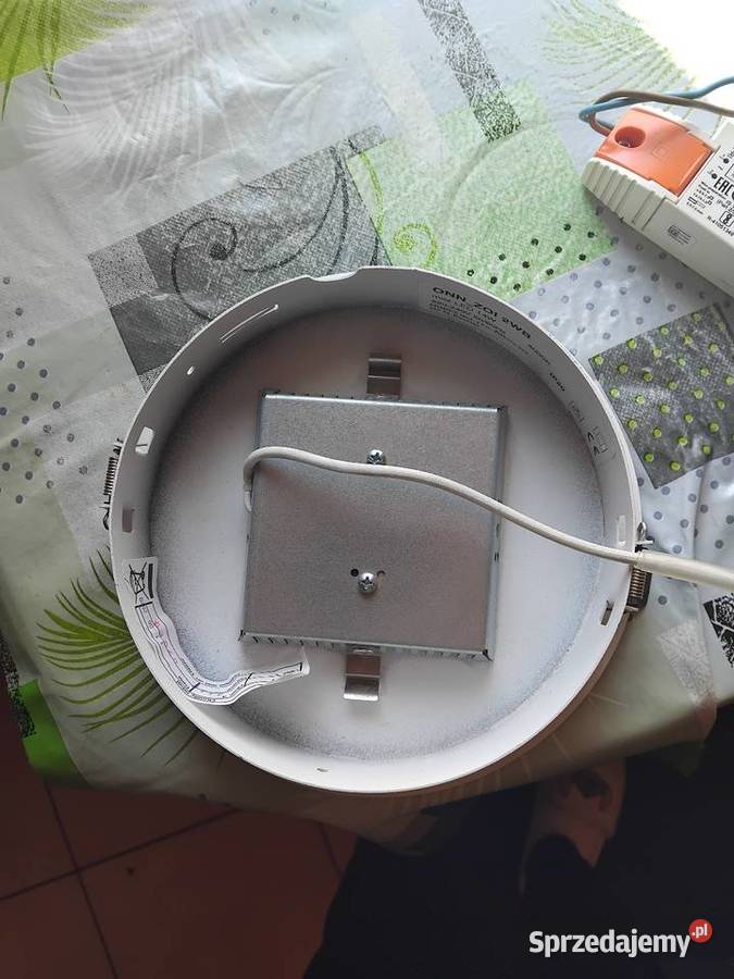 Oprawy oświetleniowe downlight z zasilacza