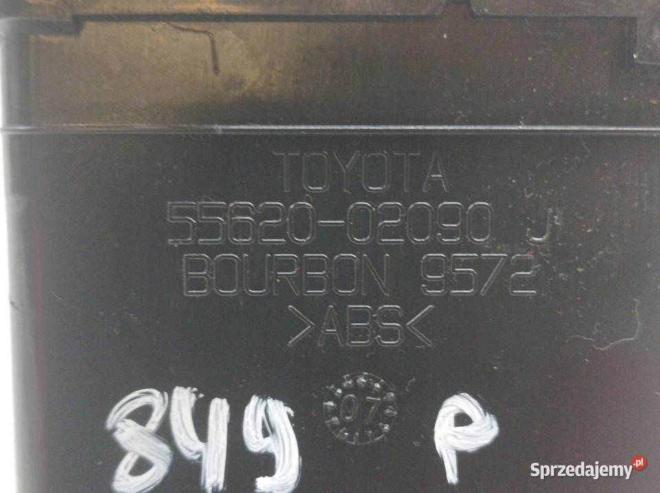 UCHWYT NA KUBEK PRAWA KRATKA 5562002090 Toyota