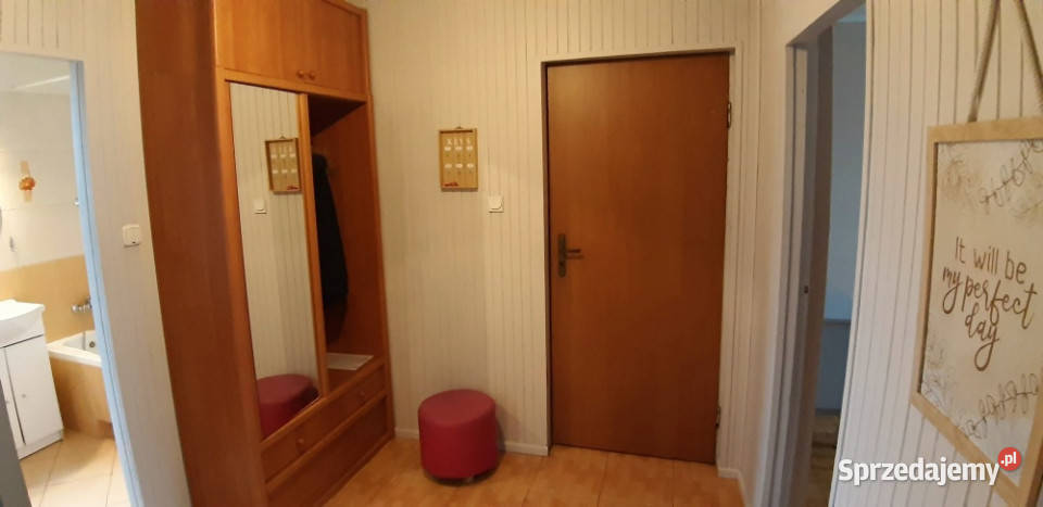 Dom z lokalami komercyjnymi i in Chmielnik