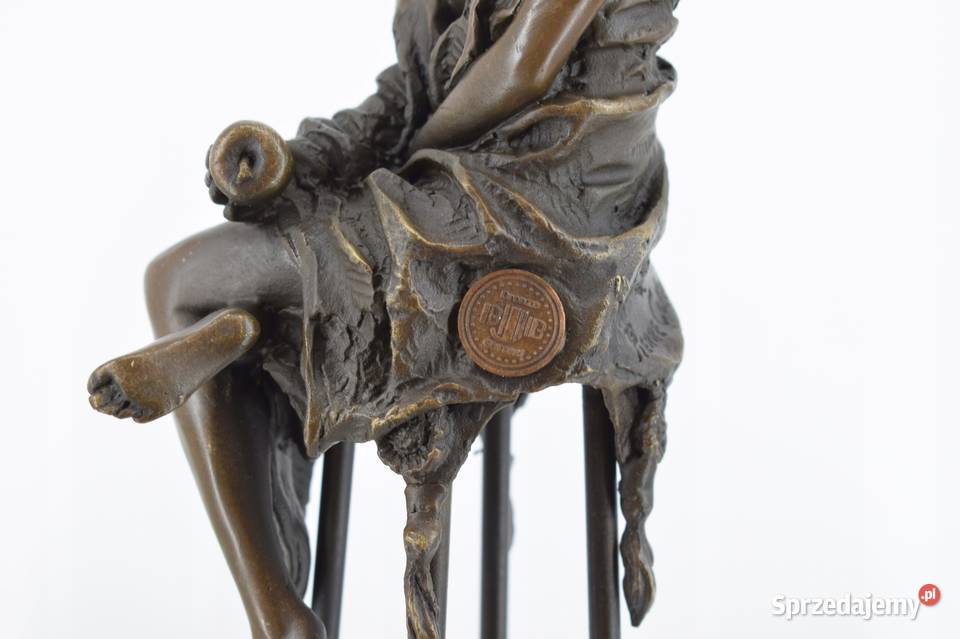 DAMA W SUKNI KOBIETA NA KRZEŚLE figura z brązu Kraków