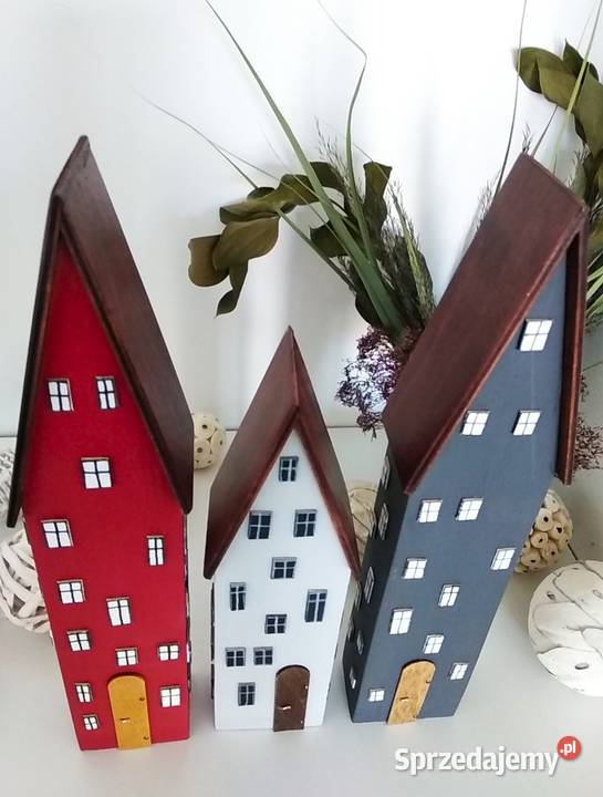 Domki dekoracyjne z wysokimi dachami