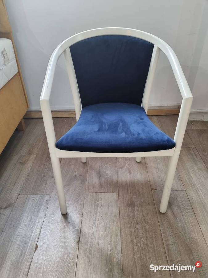 Krzesła drewniane sztaplowane z nową tapicerką Tonon 32szt.