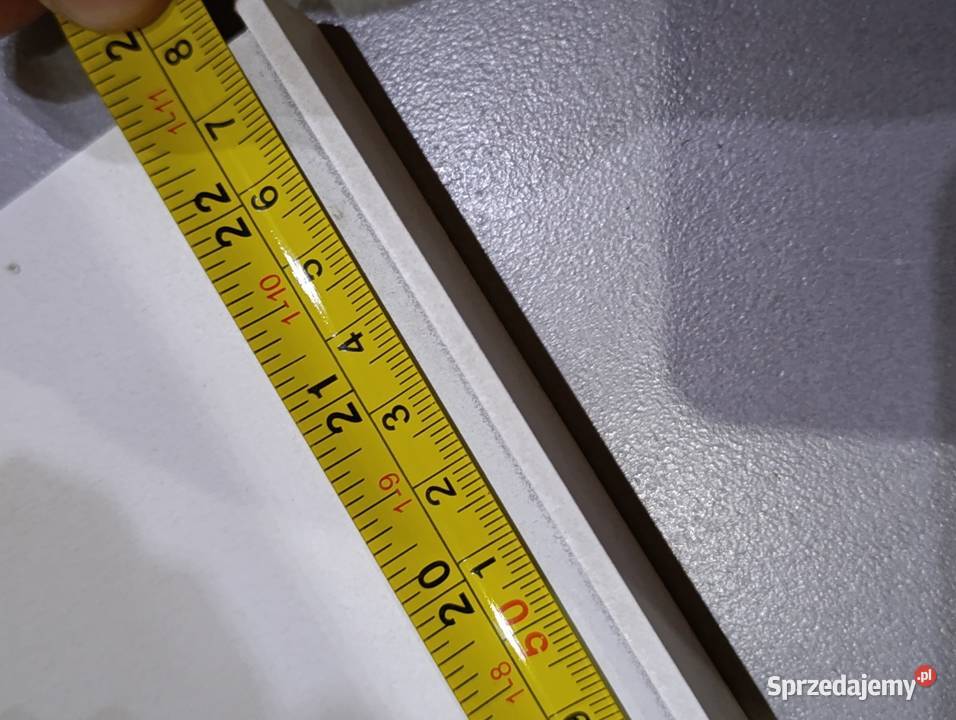 biała drewniana dekoracja stojąca z napisem Home Poznań