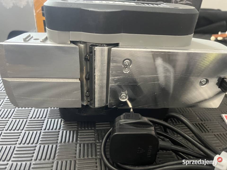 Strug elektryczny TITAN TTB876PLN 900W nowy sprzedam