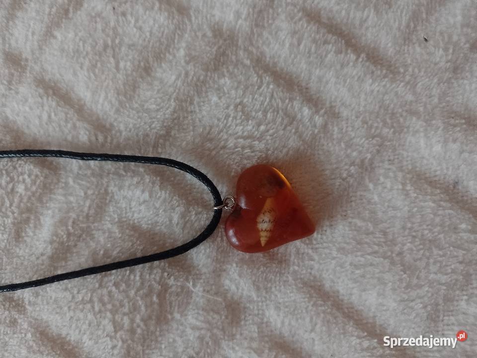 ASOSNaszyjnik z bursztynową zawieszką serce z małopolskie Kraków