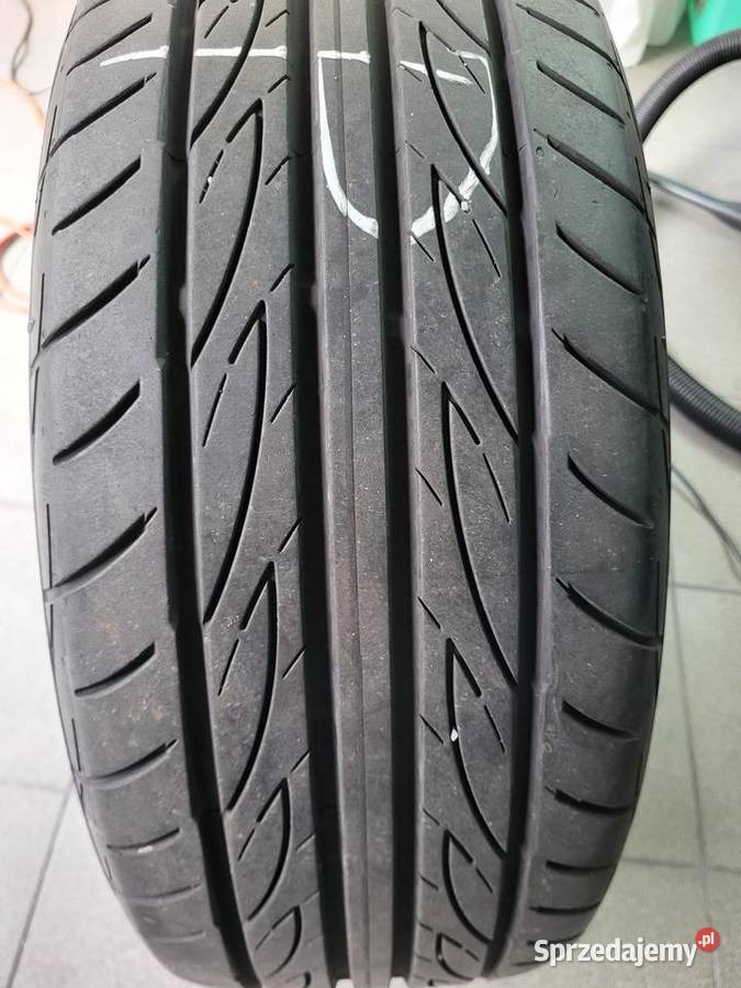 Yokohama Advan Fleva V701 22550 R17 98 W kpl 4