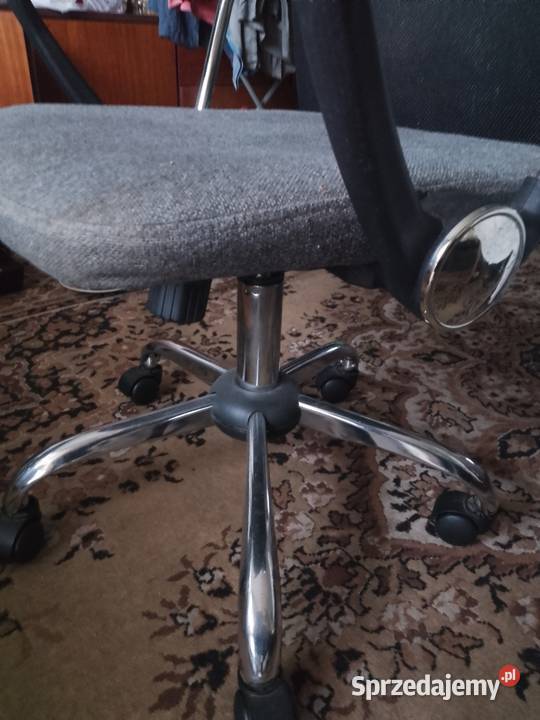 Wygodne używane krzesło biurowe na kółkach Gostyń