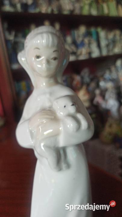 Figurka stojącej dziewcznki z pieskiem Bez Gdańsk