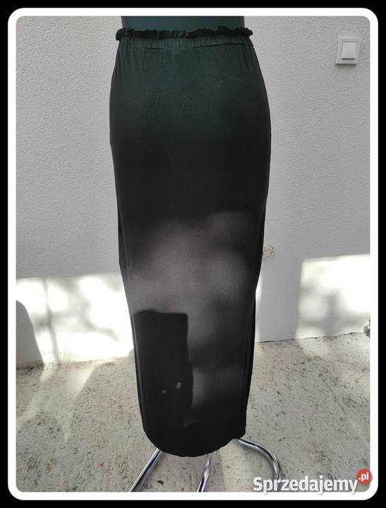 Czarna dopasowana spódnica na gumce z rozcięciem czarny Płock