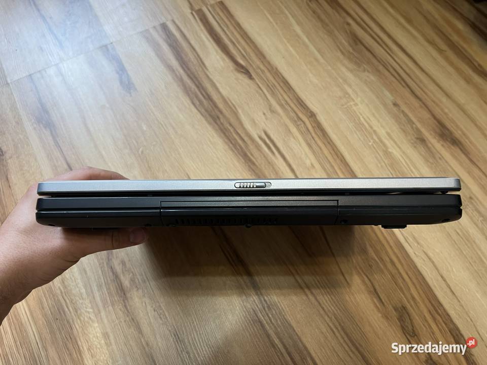 Stary laptop Fujitsu Siemens Amilo Pro V2010