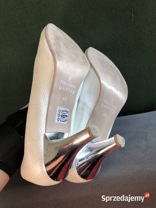 Białe damskie buty w wężowym wzorze imprezy