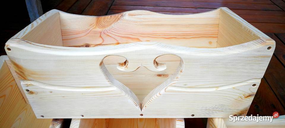 Donica drewniana z motywem serca kwietnik Radków